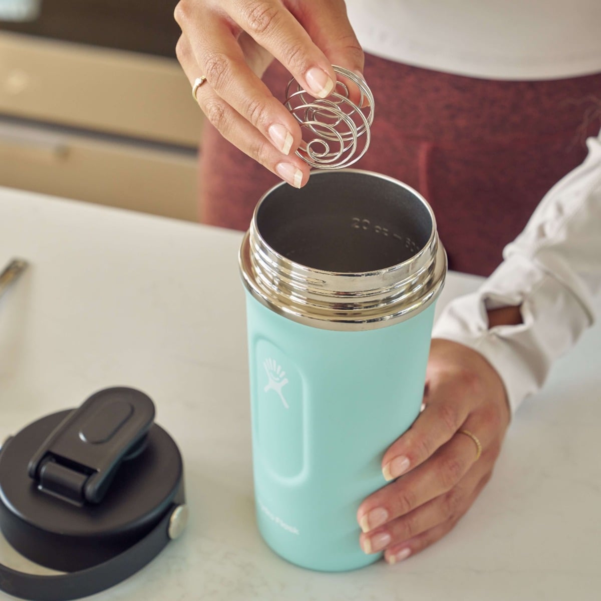24 oz (710 ml) Insulated Shaker Bottle Bild der Registerkarte „Details“.